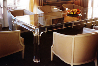 acryl-im-raum-tafelrunde-esstisch-15.jpg